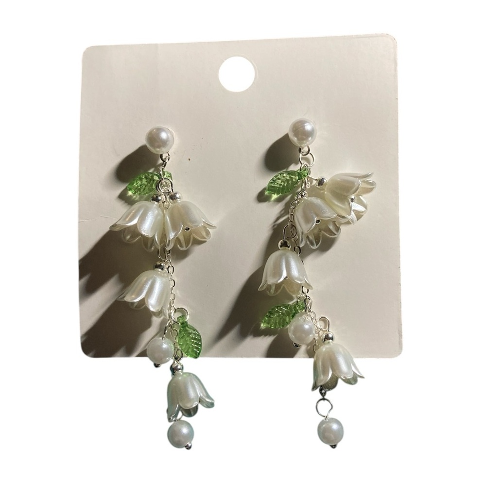 ✨3 for $15✨ Lily of the Valley Dangle Earrings